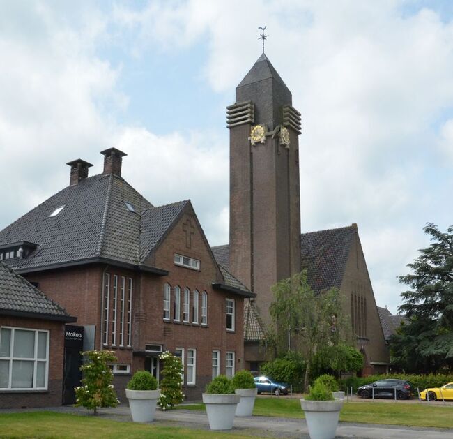 De kerk met links de pastorie, ook een ontwerp van Hurks.
<br/>
Richard Keijzer, 2015-06-18